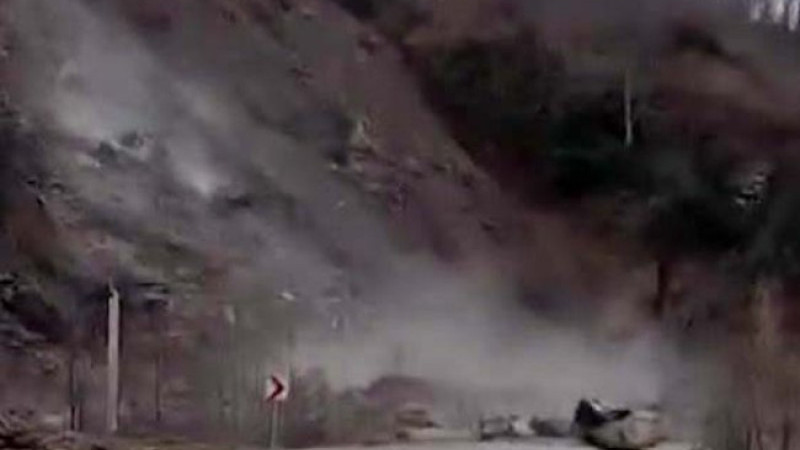 Çayeli’nde Heyelan: Kaptanpaşa Köyü Yolu Ulaşıma Kapandı